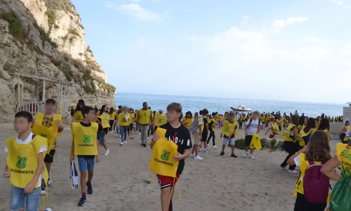 A Tropea la carovana di Legambiente incontra gli studenti per \"pulire il mondo dall'indifferenza\"