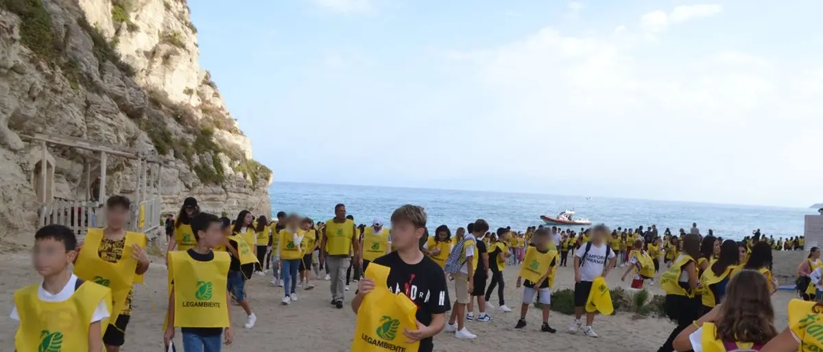 A Tropea la carovana di Legambiente incontra gli studenti per \"pulire il mondo dall'indifferenza\"
