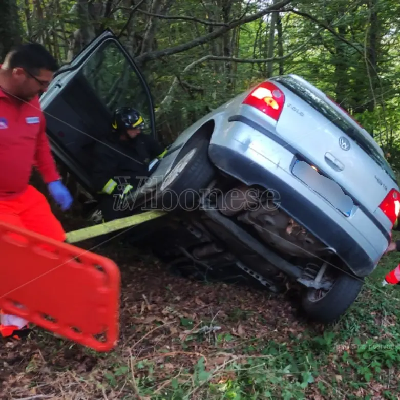 Incidente lungo la strada per Arena, auto guidata da un 93enne finisce fuori strada