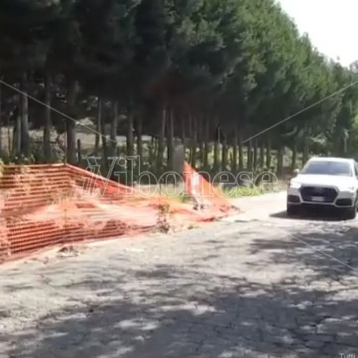 Strada crollata e fuoriuscita di fogna a Piscopio, il degrado corre sulla provinciale 14 - Video