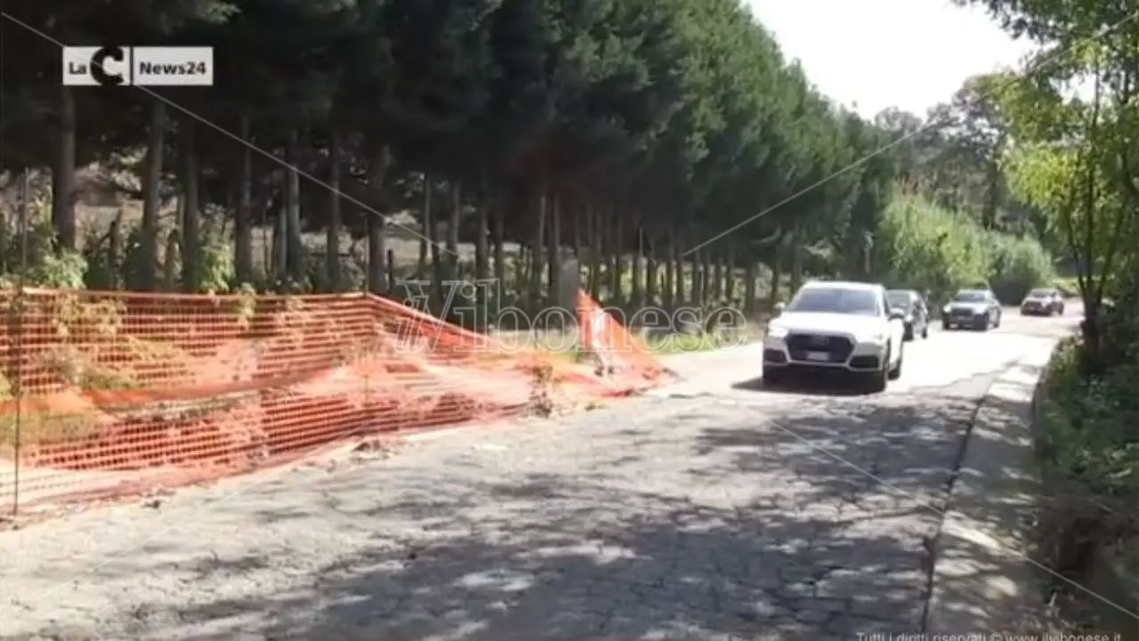 Strada crollata e fuoriuscita di fogna a Piscopio, il degrado corre sulla provinciale 14 - Video