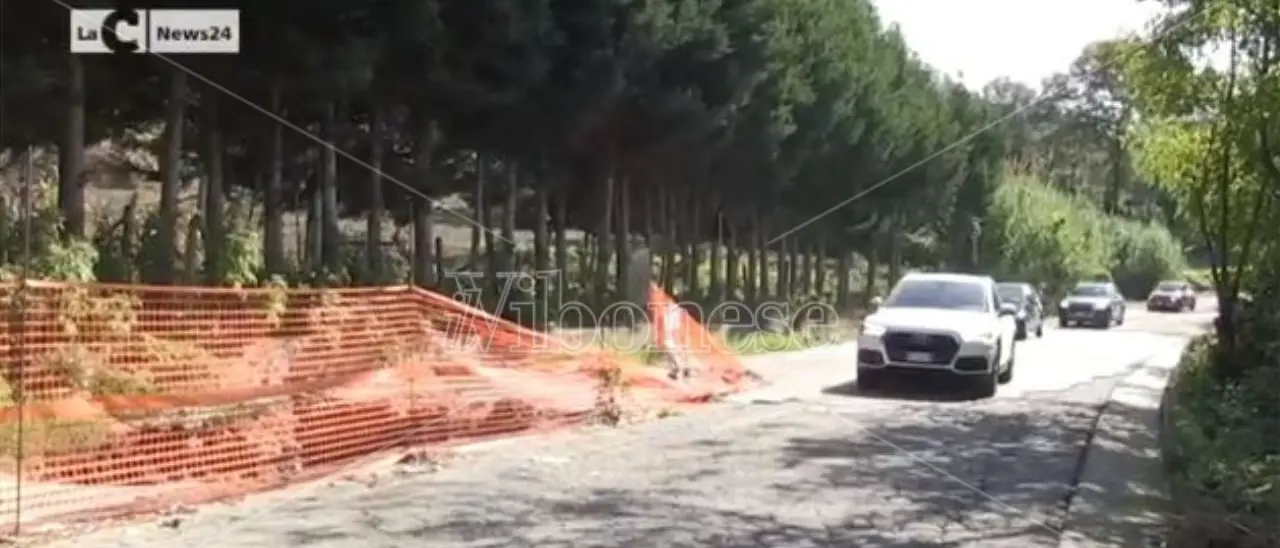 Strada crollata e fuoriuscita di fogna a Piscopio, il degrado corre sulla provinciale 14 - Video