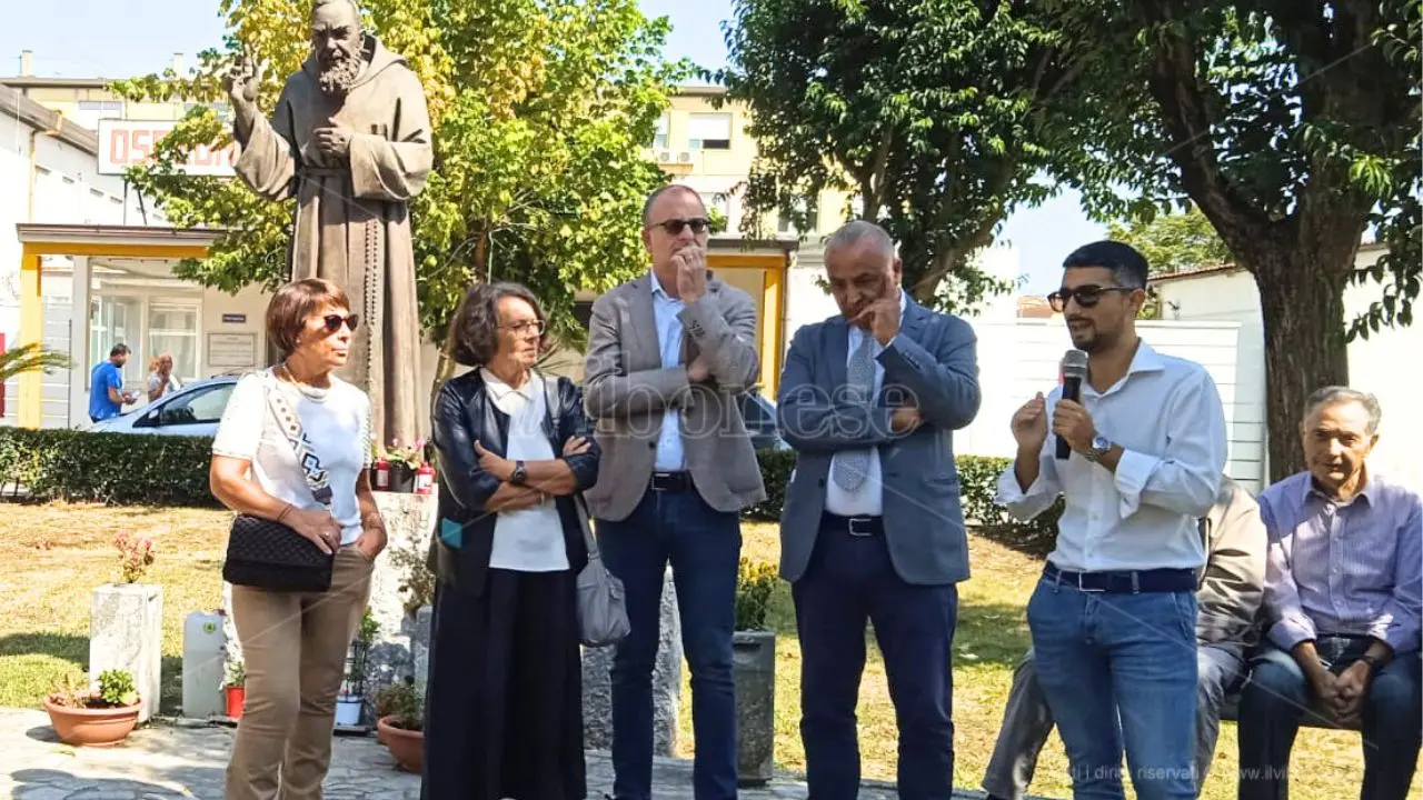 Vibo, il Pd davanti all'ospedale: «Più personale, più soldi e no all’autonomia differenziata» - Video