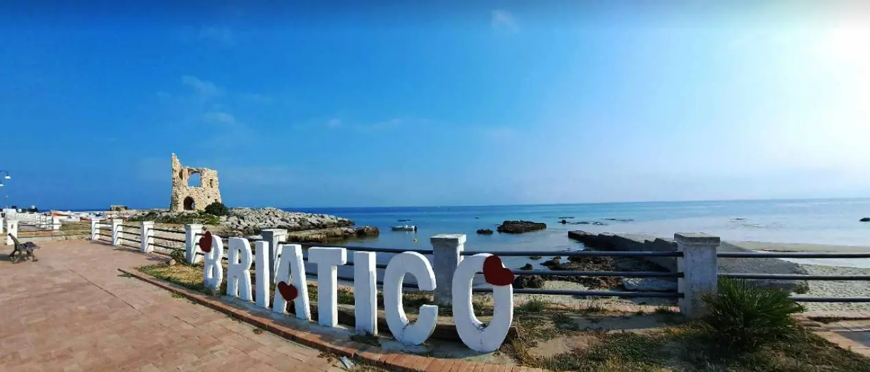 Non solo Tropea o Pizzo, il borgo di Briatico è una perla rara che incanta i turisti: «Un piccolo paradiso». E scatta l'applauso - VIDEO