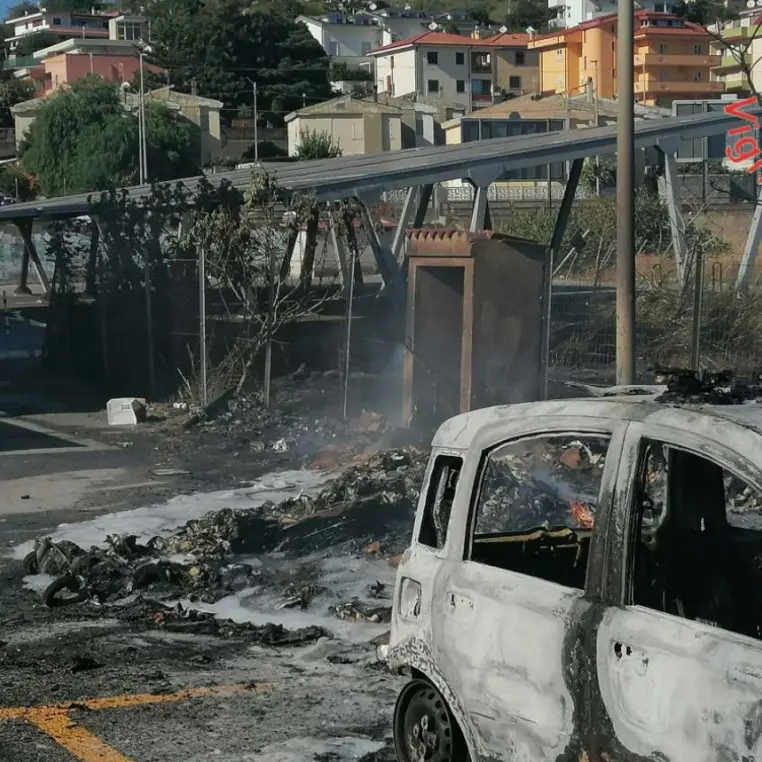 Catanzaro, incendio lambisce sede Asp: a fuoco vegetazione, rifiuti e un’auto