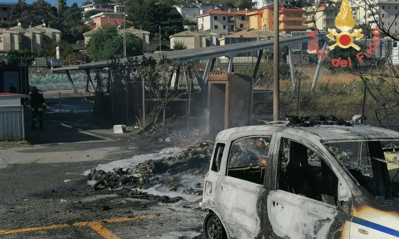 Catanzaro, incendio lambisce sede Asp: a fuoco vegetazione, rifiuti e un’auto