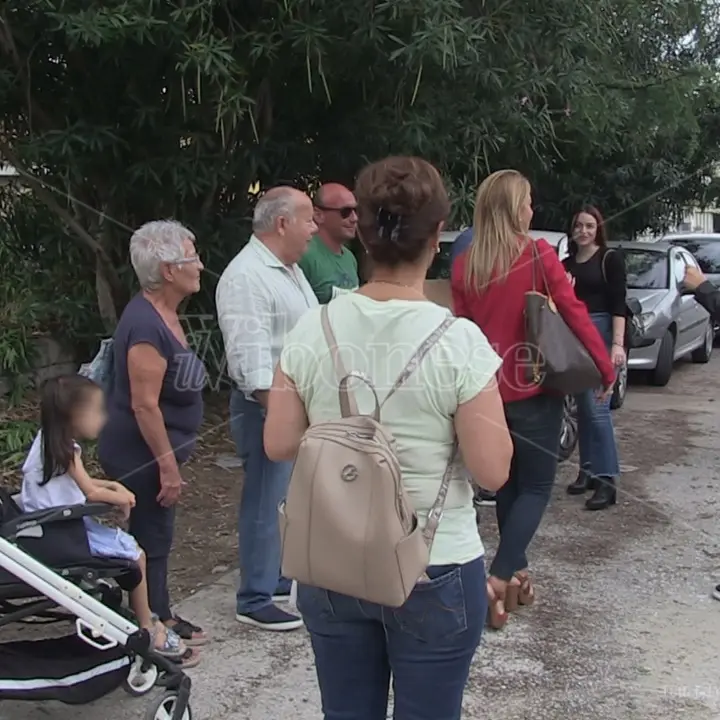 Per pulire il torrente bisogna demolire la strada che conduce alle loro case: in Via Parodi scatta la protesta - Video