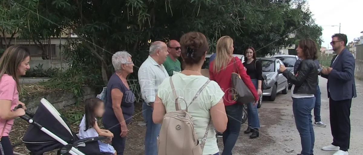 Per pulire il torrente bisogna demolire la strada che conduce alle loro case: in Via Parodi scatta la protesta - Video