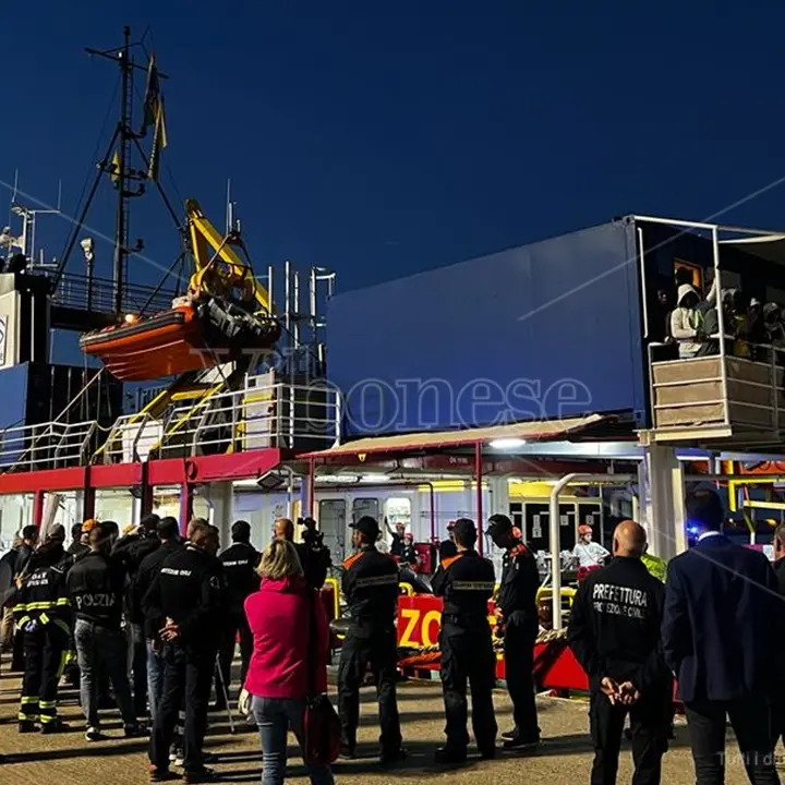 Bimba di 12 anni tra le vittime dell'ultimo viaggio della speranza, la salma accolta al porto di Vibo - Video