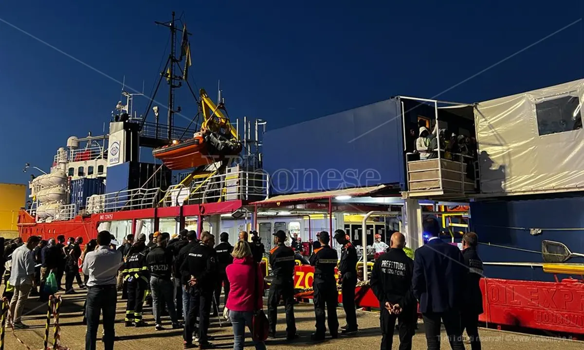 Bimba di 12 anni tra le vittime dell'ultimo viaggio della speranza, la salma accolta al porto di Vibo - Video