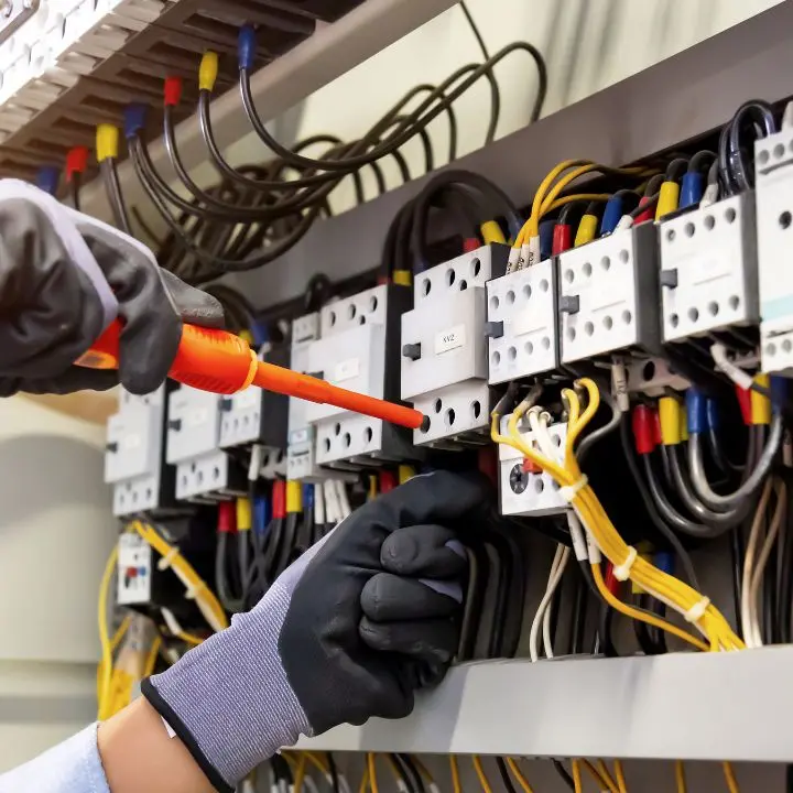 Lavori sulla linea elettrica a Vibo Valentia: ecco le vie interessate dall'interruzione