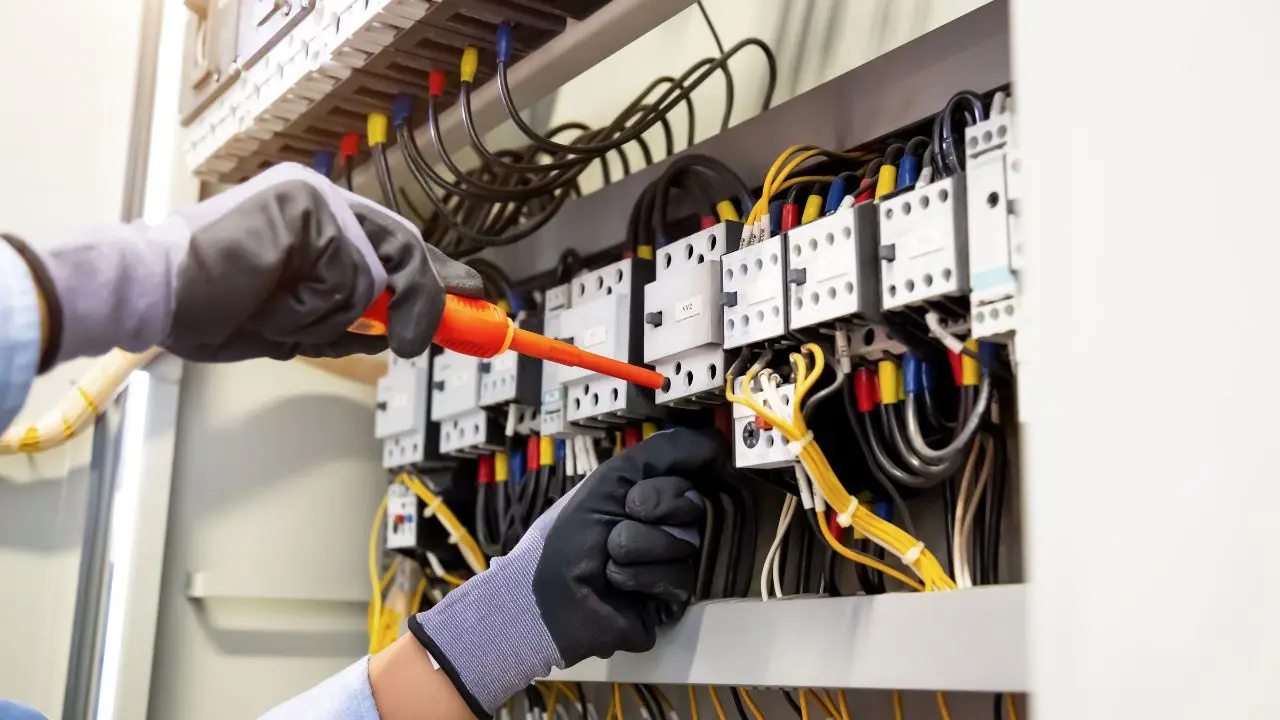 Vibo, lavori lungo la linea elettrica: possibili disservizi per gli utenti