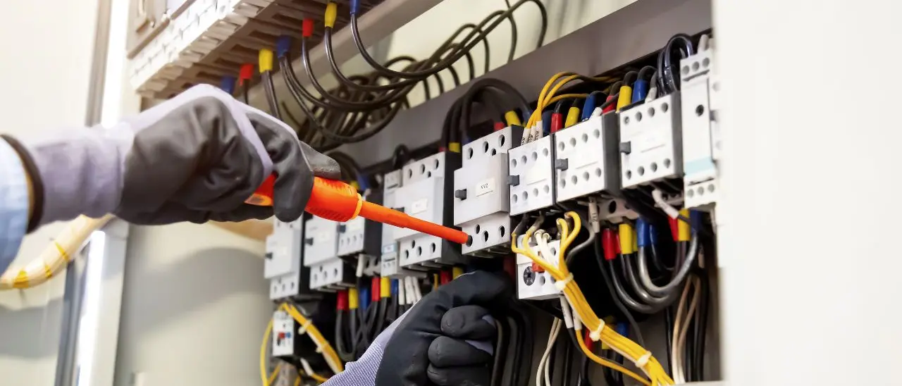 Vibo, lavori lungo la linea elettrica: possibili disservizi per gli utenti