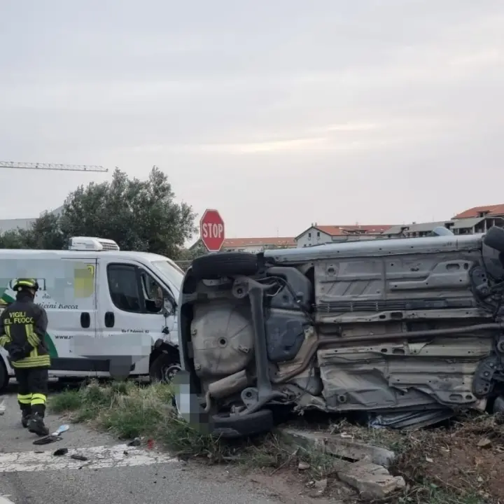 Incidente sulla statale 106, un ferito nello scontro tra un furgone e un’auto