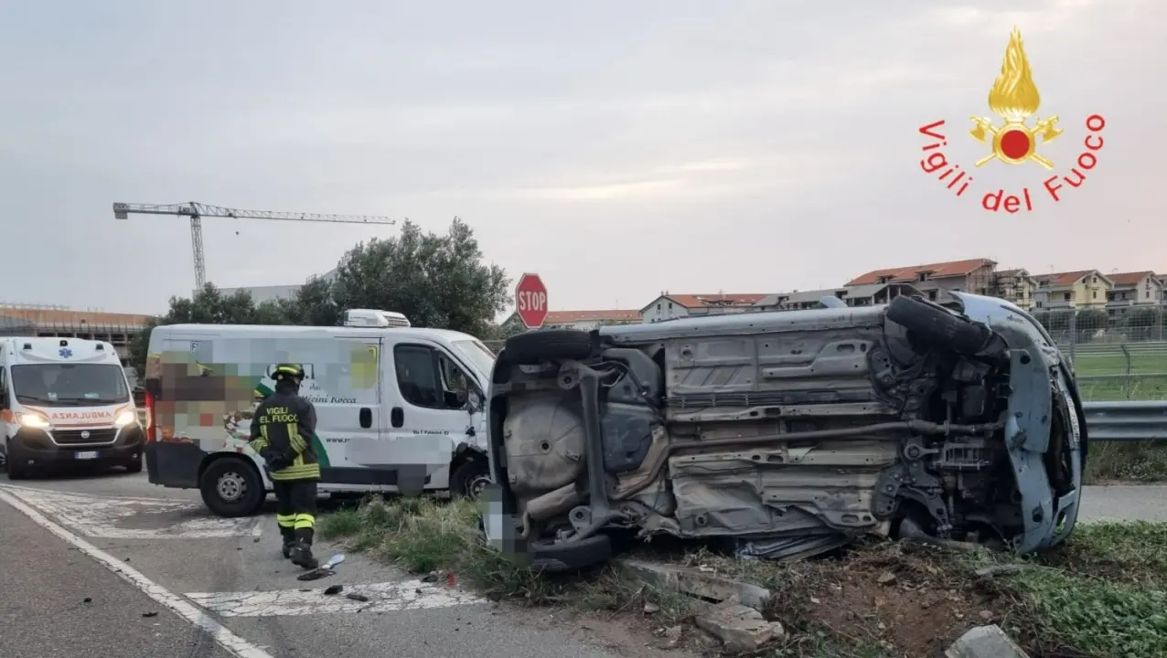 Incidente sulla statale 106, un ferito nello scontro tra un furgone e un’auto