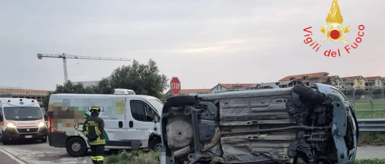 Incidente sulla statale 106, un ferito nello scontro tra un furgone e un’auto