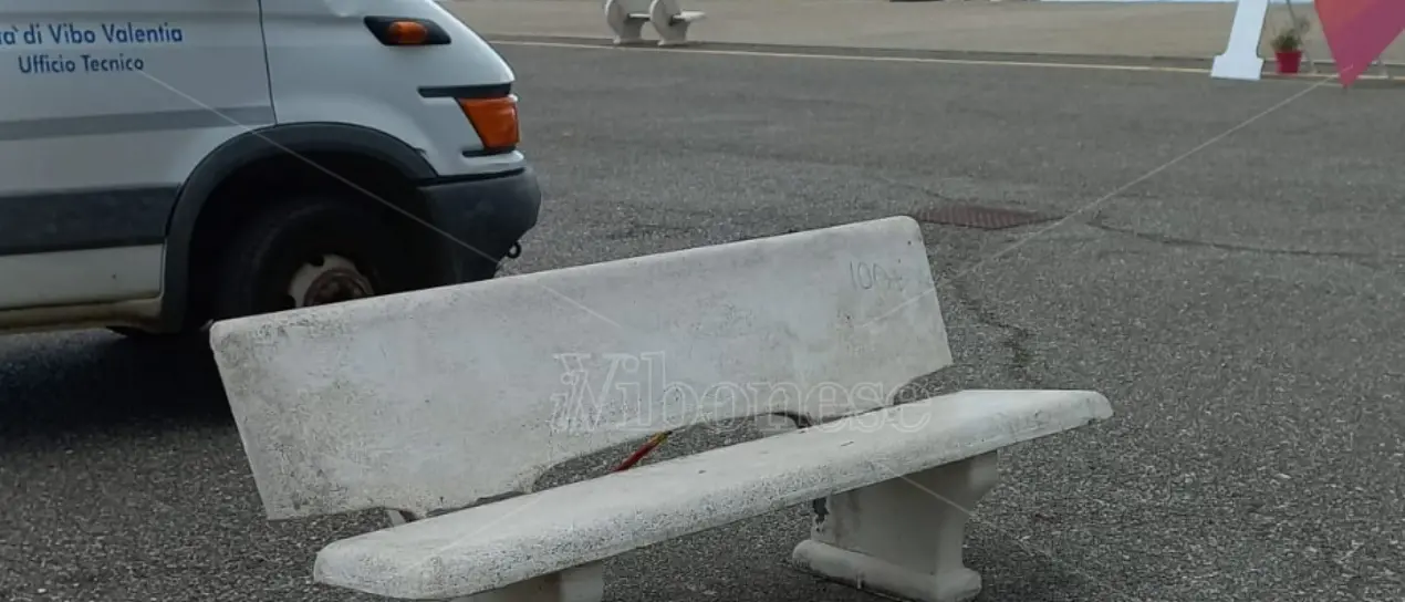 Vibo Marina, la panchina in frantumi nell’area portuale sostituita dal Comune