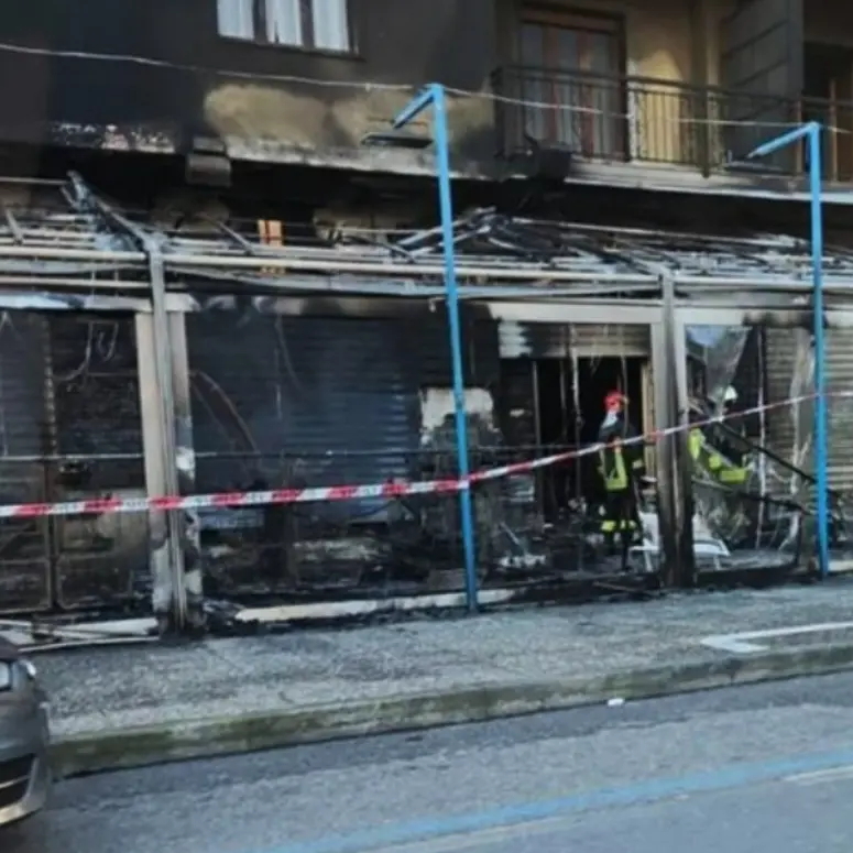 Incendio distrugge negozio, attimi di paura nel Cosentino