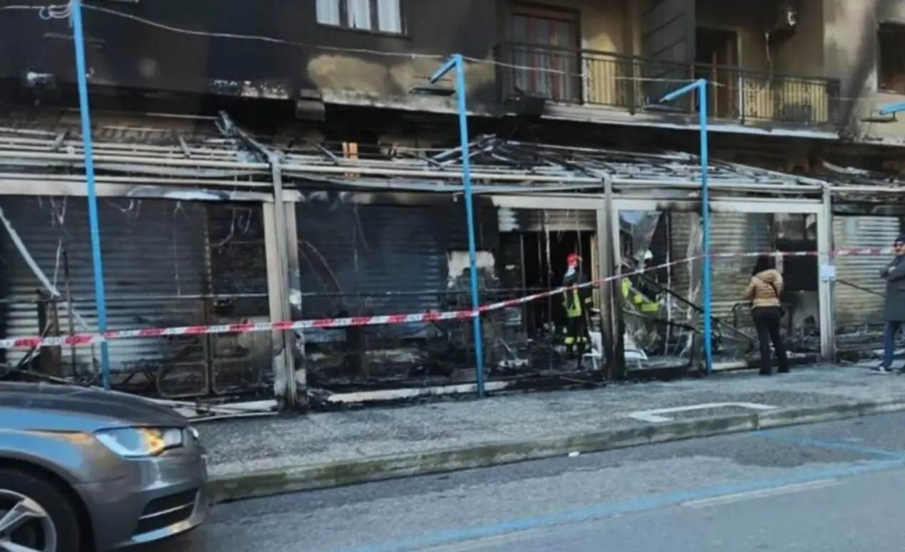 Incendio distrugge negozio, attimi di paura nel Cosentino
