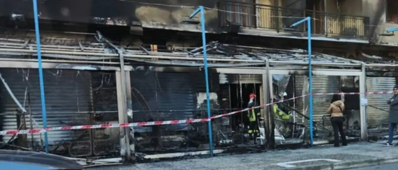 Incendio distrugge negozio, attimi di paura nel Cosentino