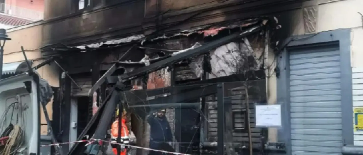Immobile e locale in fiamme a Tropea, si fa la conta dei danni