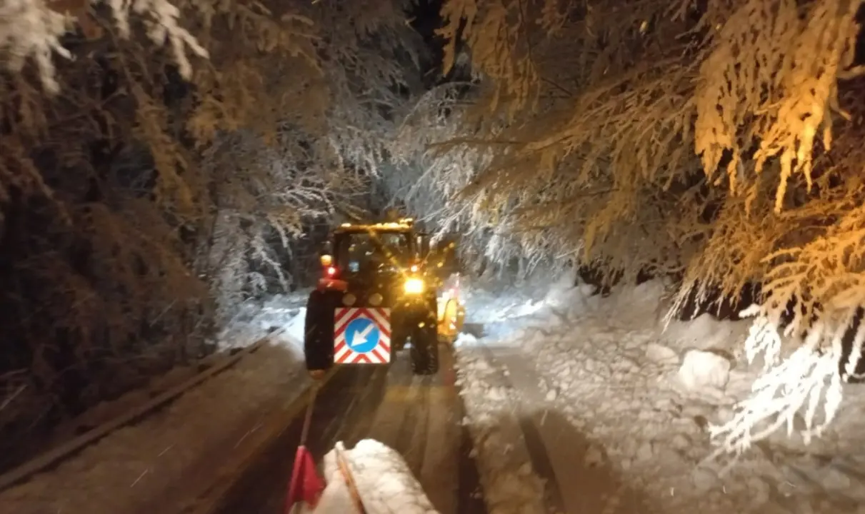 Neve e ghiaccio in Calabria, squadre Anas al lavoro anche lungo le strade montane del Vibonese - Video