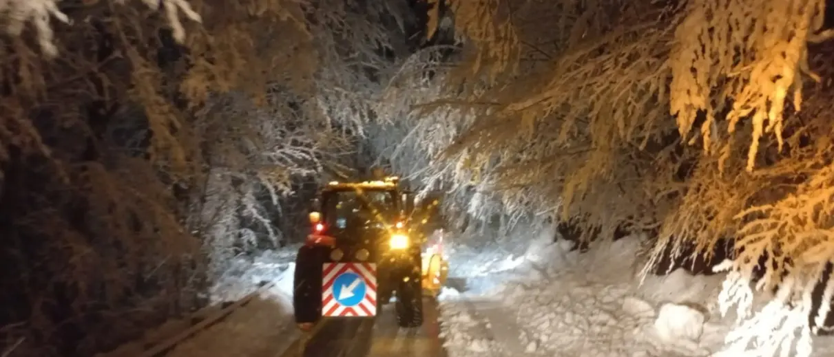 Neve e ghiaccio in Calabria, squadre Anas al lavoro anche lungo le strade montane del Vibonese - Video