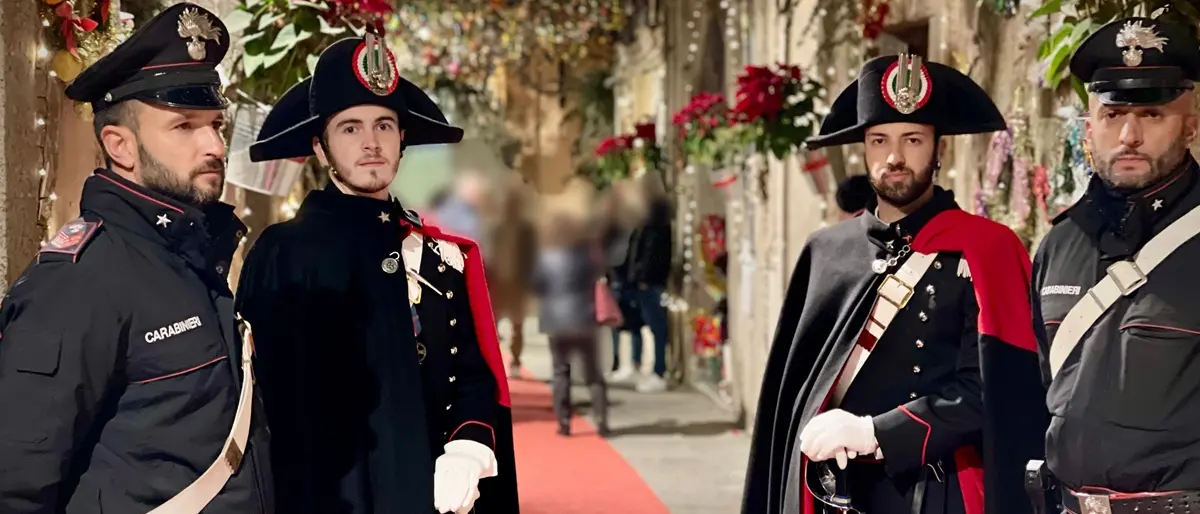 Carabinieri in alta uniforme pattugliano i centri turistici del vibonese