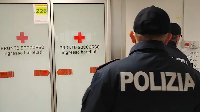 Vibo, sbatte con l'auto contro un edificio e poi in Pronto soccorso aggredisce sanitari e poliziotti: arrestato
