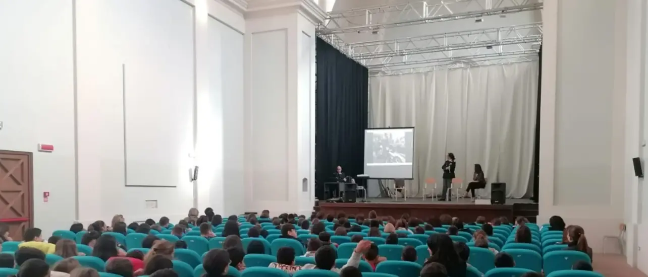 Cyberbullismo, la polizia postale incontra gli alunni della Garibaldi-Buccarelli di Vibo