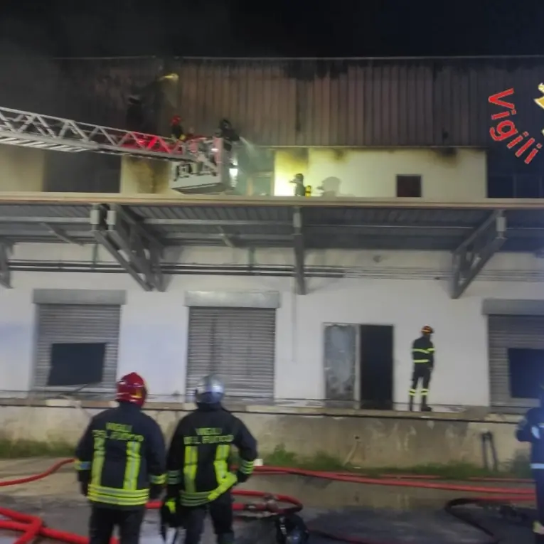 Incendio a Caraffa, fiamme devastano quattro attività commerciali