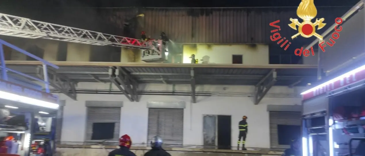 Incendio a Caraffa, fiamme devastano quattro attività commerciali