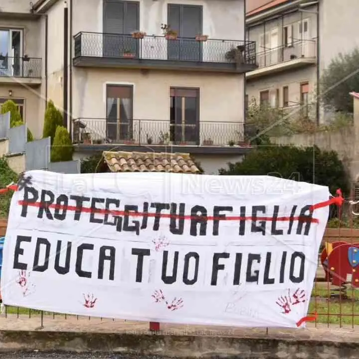 Associazione affigge striscione contro la violenza sulle donne e il Comune di Sant’Onofrio la multa