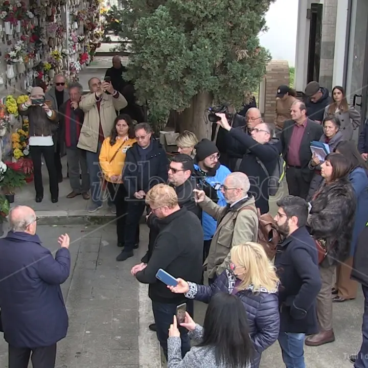 Libera Vibo porta i fiori sulle tombe senza nome dei migranti - Video