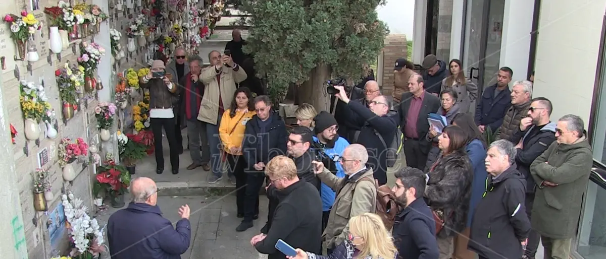 Libera Vibo porta i fiori sulle tombe senza nome dei migranti - Video