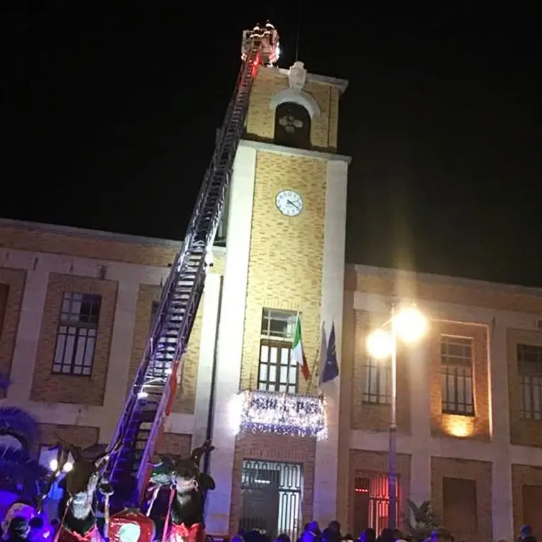 Successo a Vibo per l’arrivo della Befana in piazza Municipio