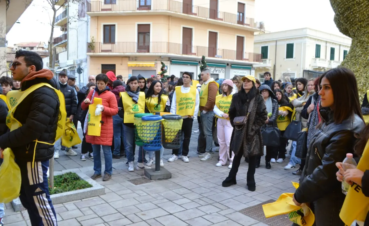 Tropea, oltre 700 studenti in campo per l’evento green “Puliamo il borgo” - Foto