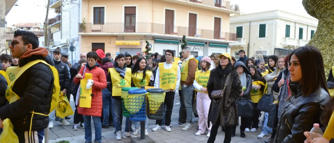 Tropea, oltre 700 studenti in campo per l’evento green “Puliamo il borgo” - Foto