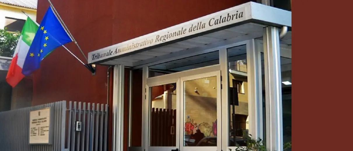 Carabiniere forestale trasferito a causa della sorella avvocato, il Tar Calabria annulla il provvedimento: «È illegittimo»\n