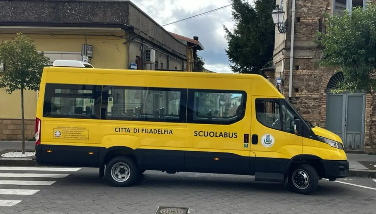 A Filadelfia un nuovo scuolabus. Il sindaco: «Puntiamo a servizi di qualità»