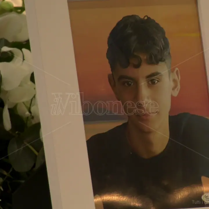 L’ultimo abbraccio a Domenico, morto a scuola a 13 anni, la famiglia ringrazia la comunità - Video