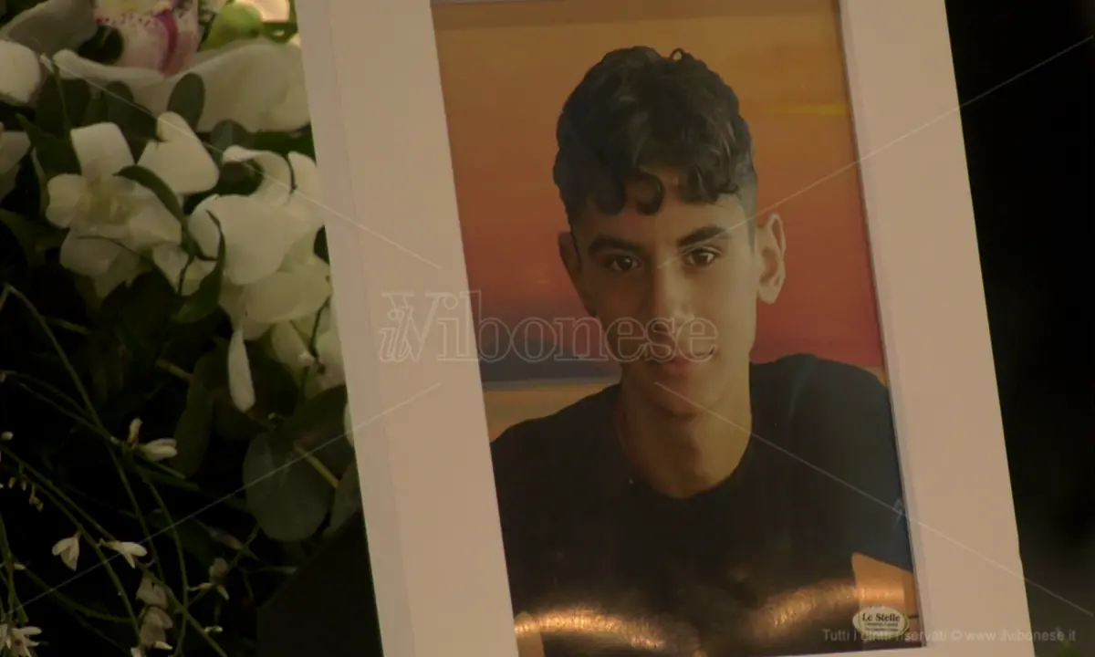 L’ultimo abbraccio a Domenico, morto a scuola a 13 anni, la famiglia ringrazia la comunità - Video