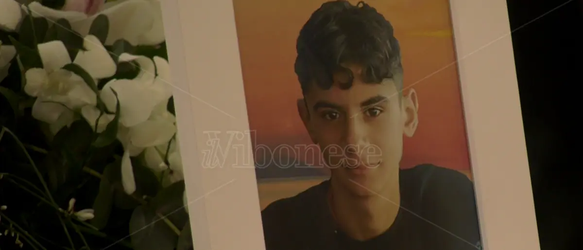 L’ultimo abbraccio a Domenico, morto a scuola a 13 anni, la famiglia ringrazia la comunità - Video