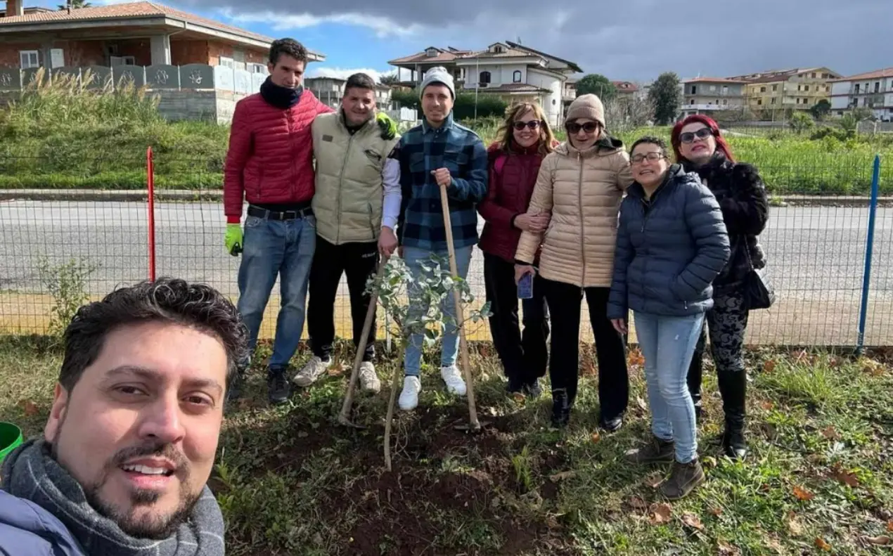 Festa dell’albero, a Vena di Ionadi il M5S di Vibo mette a dimora sette piantine