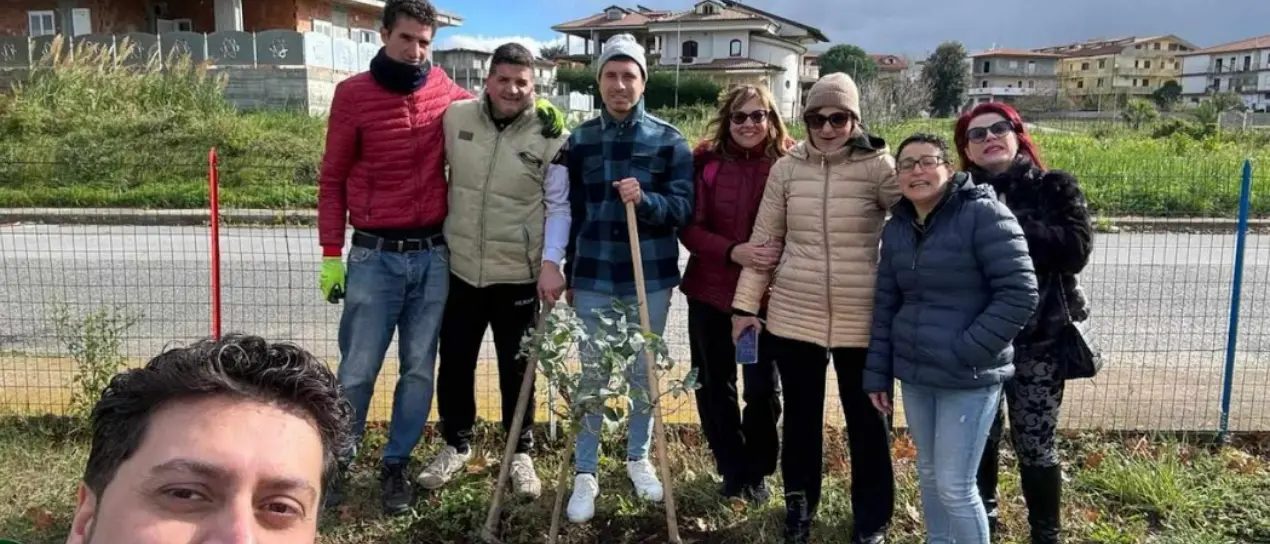 Festa dell’albero, a Vena di Ionadi il M5S di Vibo mette a dimora sette piantine