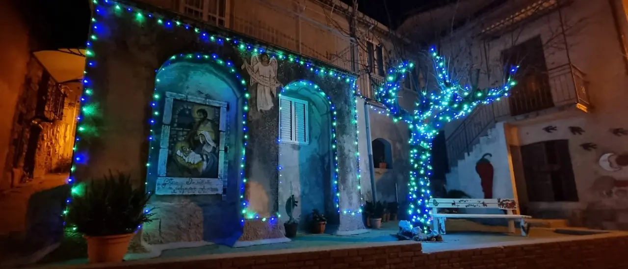 Dalla casa di Babbo Natale alla mostra di presepi, a Zungri tutta la gioia delle feste