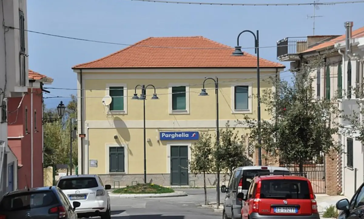 Parghelia: beccati senza biglietto, colpiscono al volto il capotreno e scappano