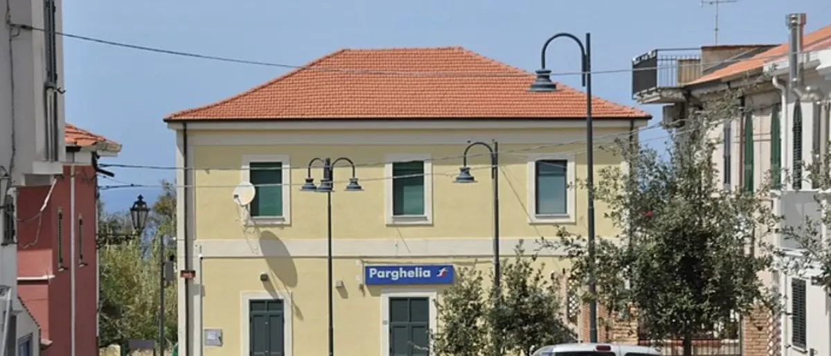 Parghelia: beccati senza biglietto, colpiscono al volto il capotreno e scappano