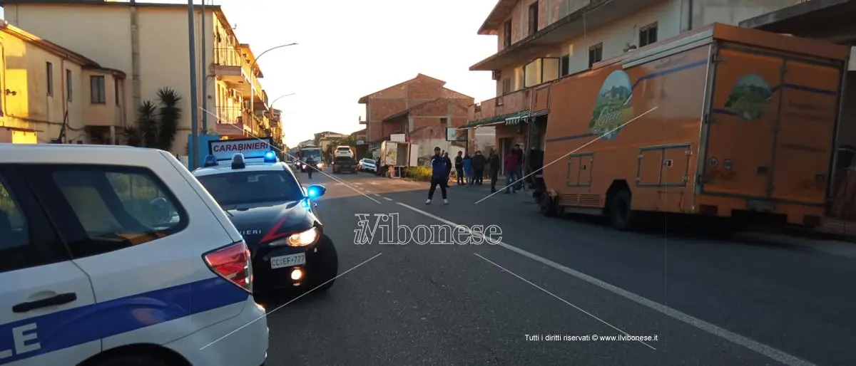 Scontro tra auto e furgone alle porte di Mileto, un ferito trasportato in ospedale