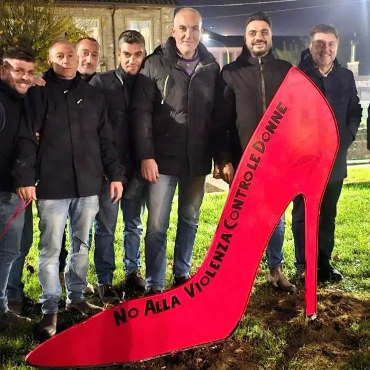 Serra San Bruno, una scarpa rossa gigante contro la violenza sulle donne